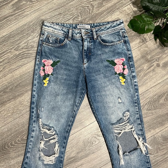 Zara floral embroidered distressed raw hem cropped ankle flares. Size 4 - Picture 5 of 9